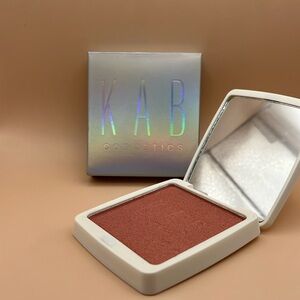 KAB Cosmetics - PRESSED GLOW POWDER Shade: French Kiss
